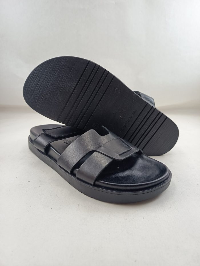 Sandalia tipo chancla de piel negra con cierre de velcro, Bryan footwear mod. 5111 - Imagen 4