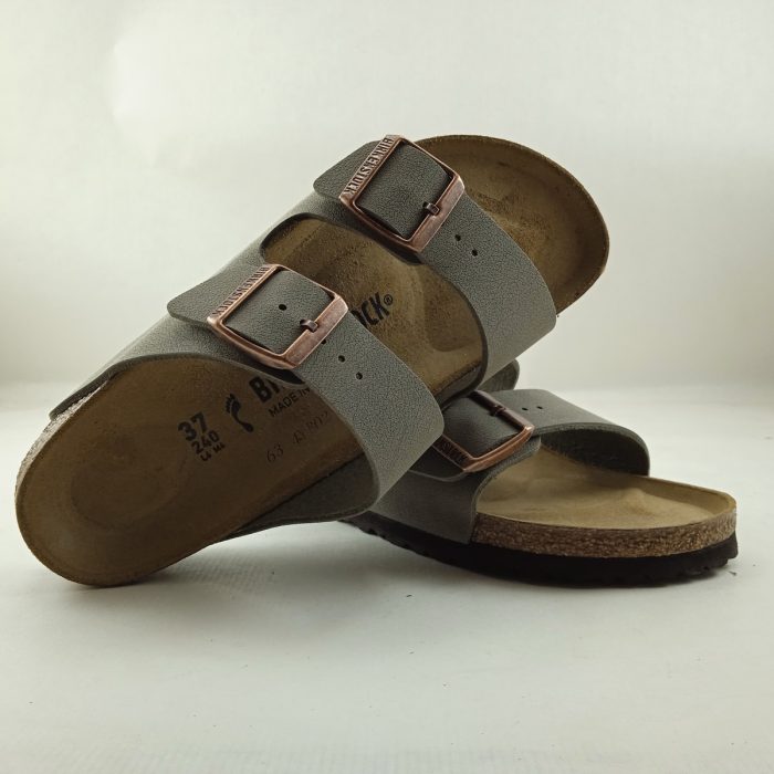 Chancla de piel verde con cierre de doble hebilla, Birkenstock mod. Arizona