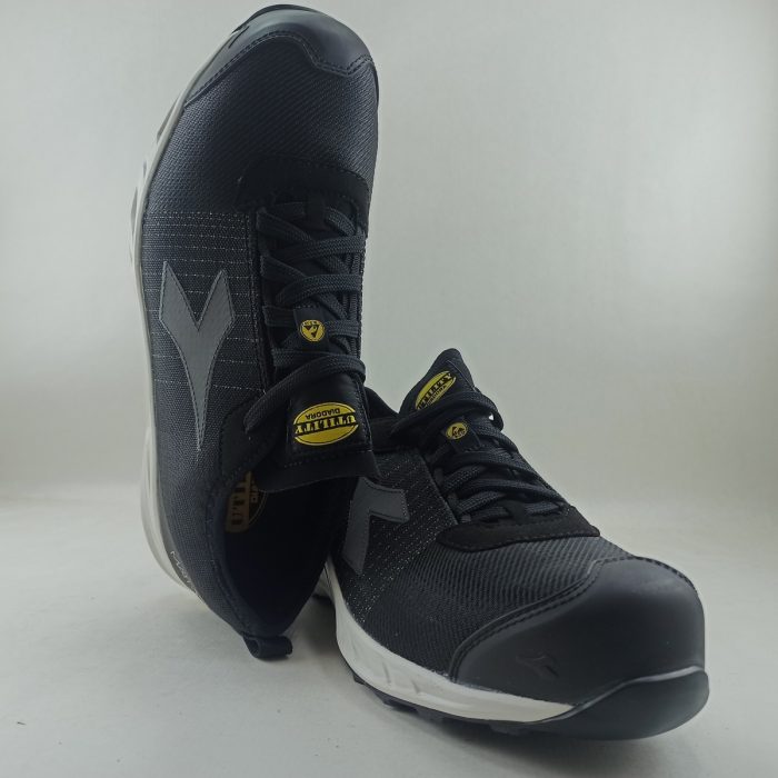 Zapato de seguridad sintetico negro con cierre de cordon, Diadora mod. Fly litebase