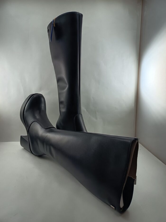 Bota larga de piel negra con cierre de cremallera, Mustang mod. 50522