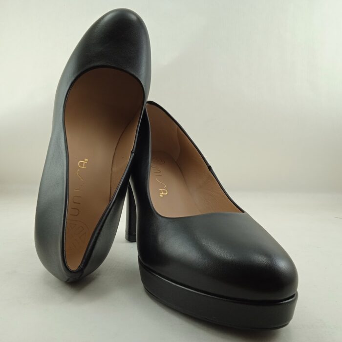 Zapato de vestir tipo salon negro de piel sin cierres, Unisa mod. Mareli