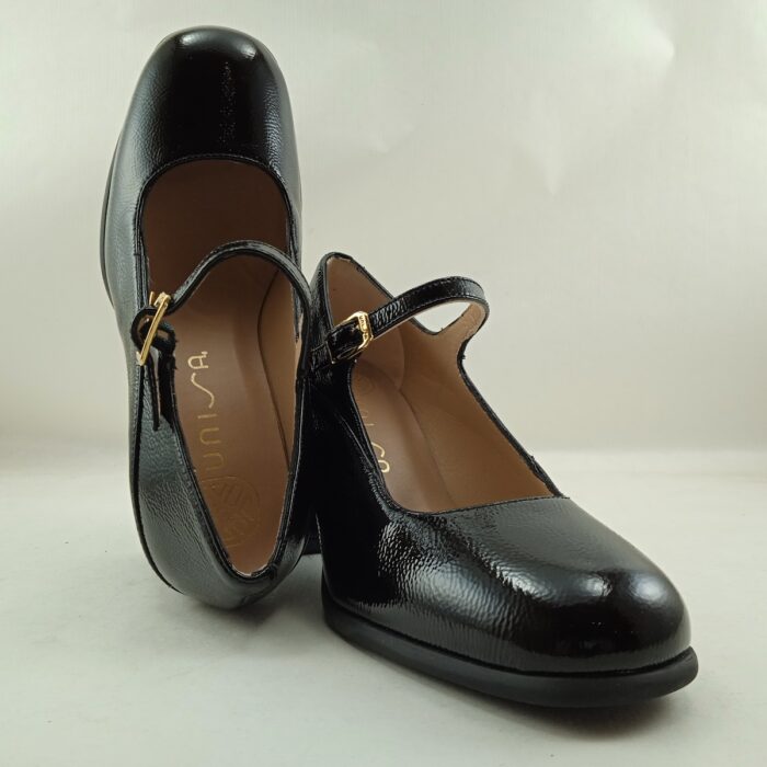 Zapato de vestir tipo mercedes negro de charol con cierre de hebilla en tobillo, Unisa mod. Nayla