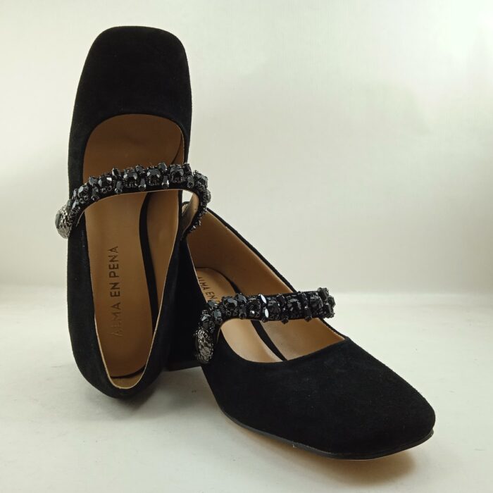 Zapato de vestir tipo mercedes en charol negro, con cierre de hebilla en empeine, Alma en Pena mod. AP-211