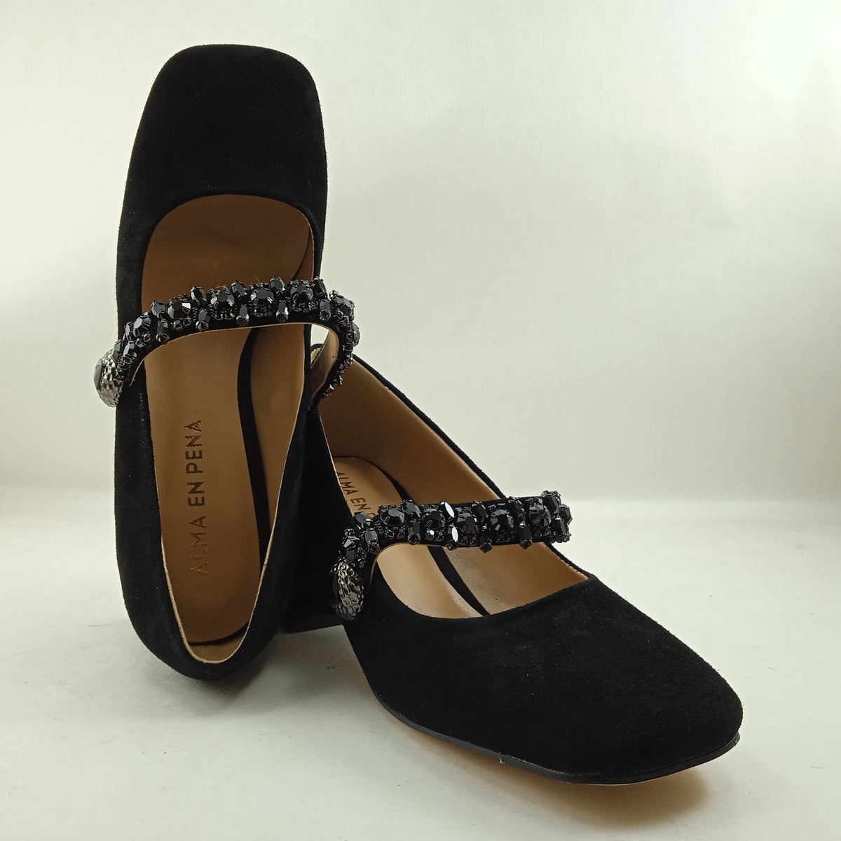 Zapato de vestir tipo mercedes en charol negro, con cierre de hebilla en empeine, Alma en Pena mod. AP-211