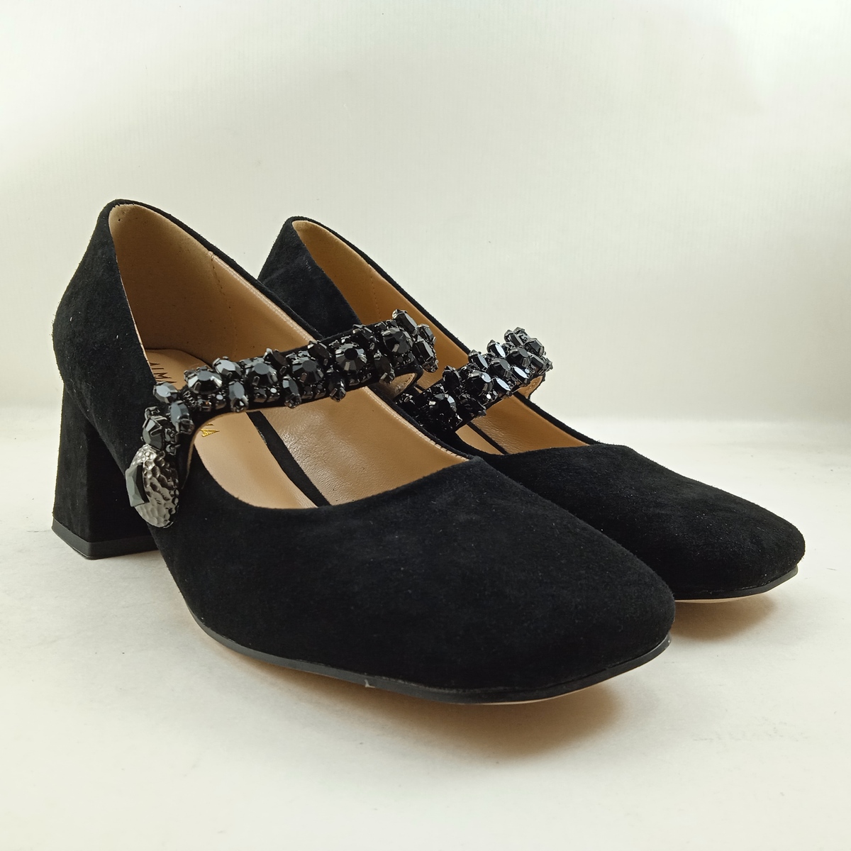 Zapato de vestir tipo mercedes en charol negro, con cierre de hebilla en empeine, Alma en Pena mod. AP-211 - Imagen 2
