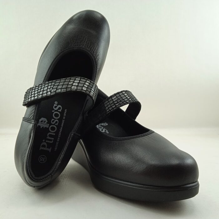 Semi-sport de piel negro con cierre de velcro, Pinoso's mod. 8315