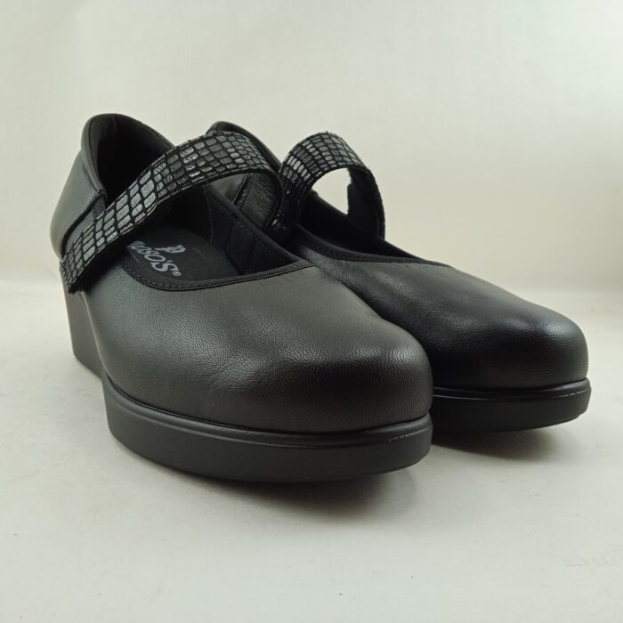 Semi-sport de piel negro con cierre de velcro, Pinoso's mod. 8315 - Imagen 2