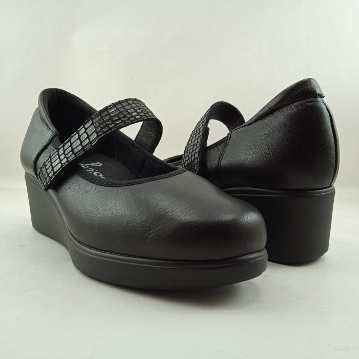 Semi-sport de piel negro con cierre de velcro, Pinoso's mod. 8315 - Imagen 3