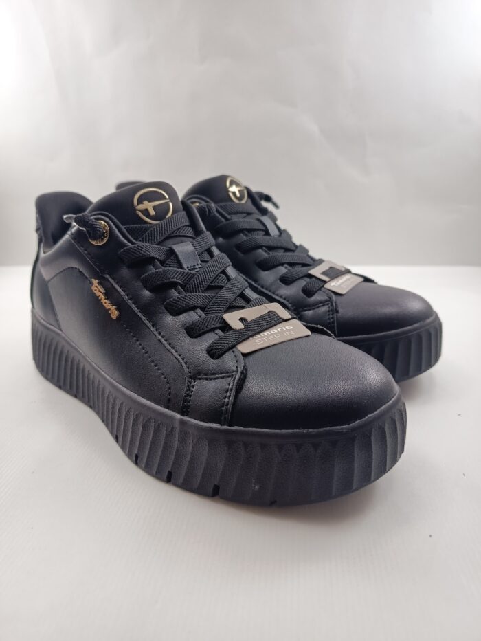 Semi-sport de piel negro con cierre de cordon, Tamaris confort mod. 83720