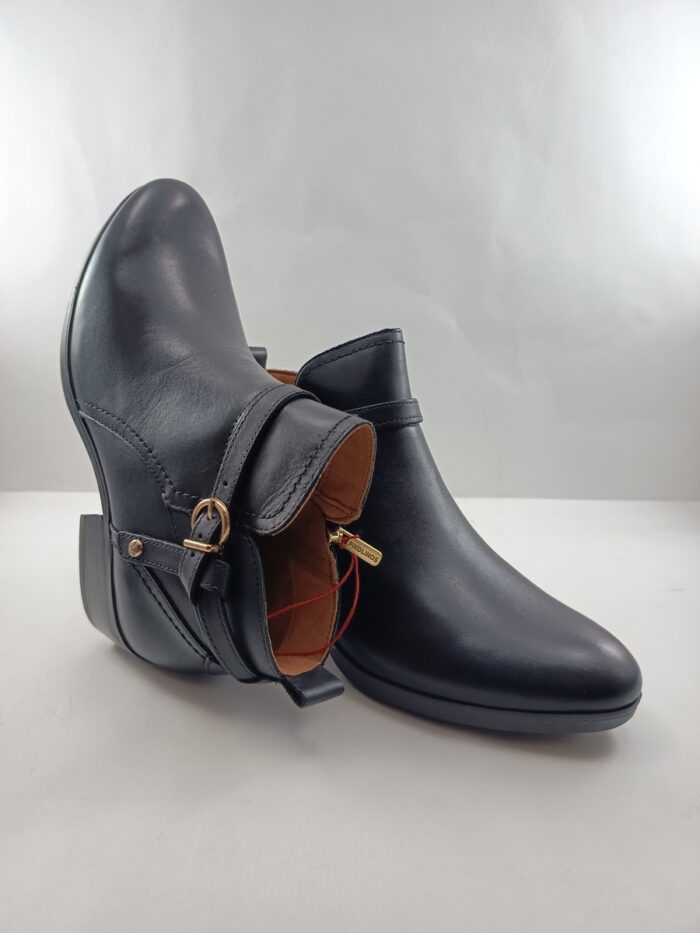 Bota de piel negra con cierre de cremallera, Pikolinos mod. 8901C1