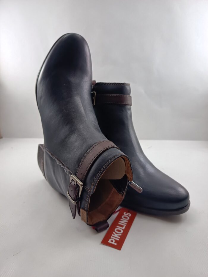 Bota de piel negra con cierre de cremallera, Pikolinos mod. 8622C1