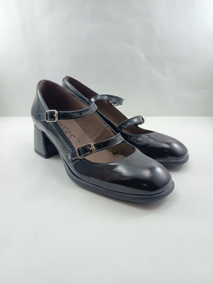 Mercedes de charol negro con cierre de hebillas, Wikers mod. Q-226