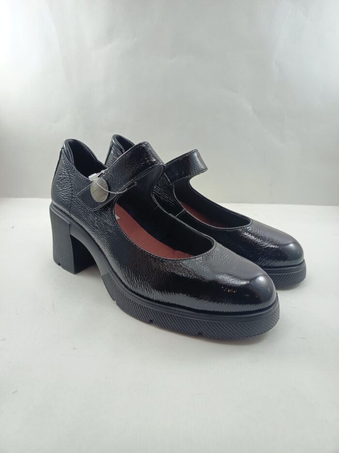 Zapato de piel negra con cierre de velcro, 24H mod. 26605