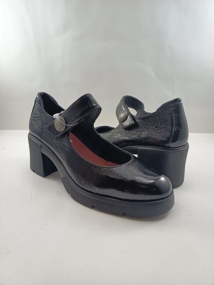 Zapato de piel negra con cierre de velcro, 24H mod. 26605 - Imagen 2