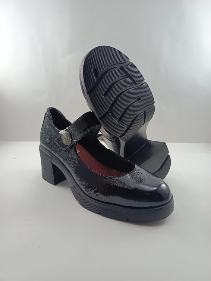 Zapato de piel negra con cierre de velcro, 24H mod. 26605 - Imagen 3