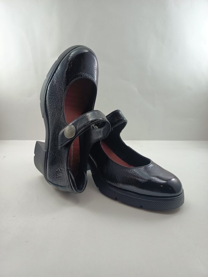 Zapato de piel negra con cierre de velcro, 24H mod. 26605 - Imagen 4