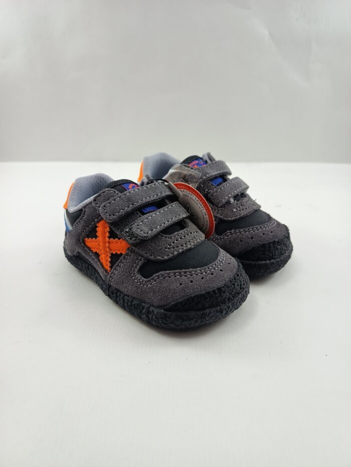 Semi-sport de piel negra con cierre de velcros, Munich mod. 8172623