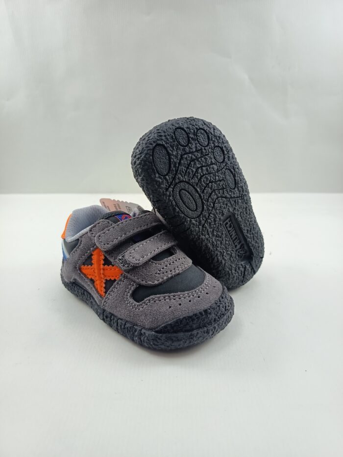 Semi-sport de piel negra con cierre de velcros, Munich mod. 8172623 - Imagen 3
