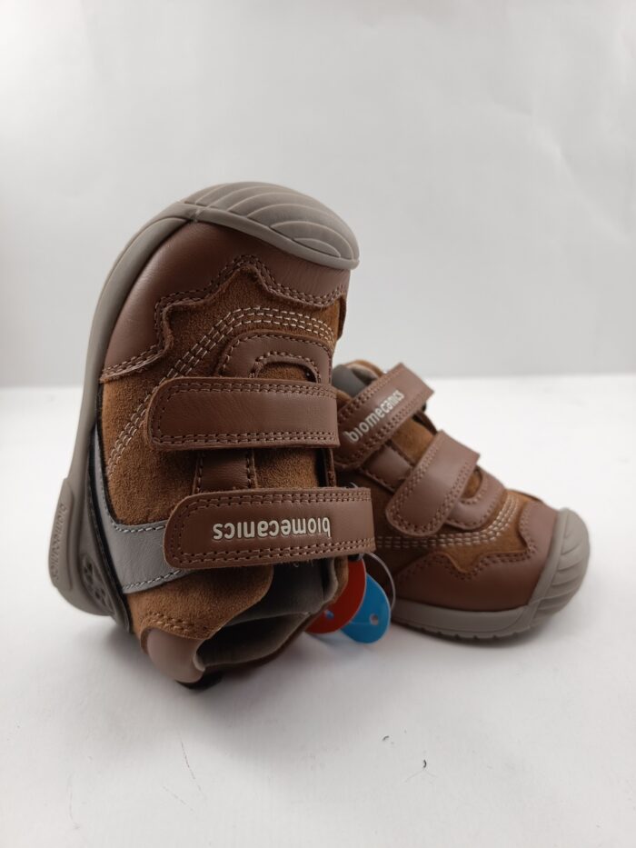 Semi-sport de piel cuero con cierre de velcro, Biomecanics mod. 251125