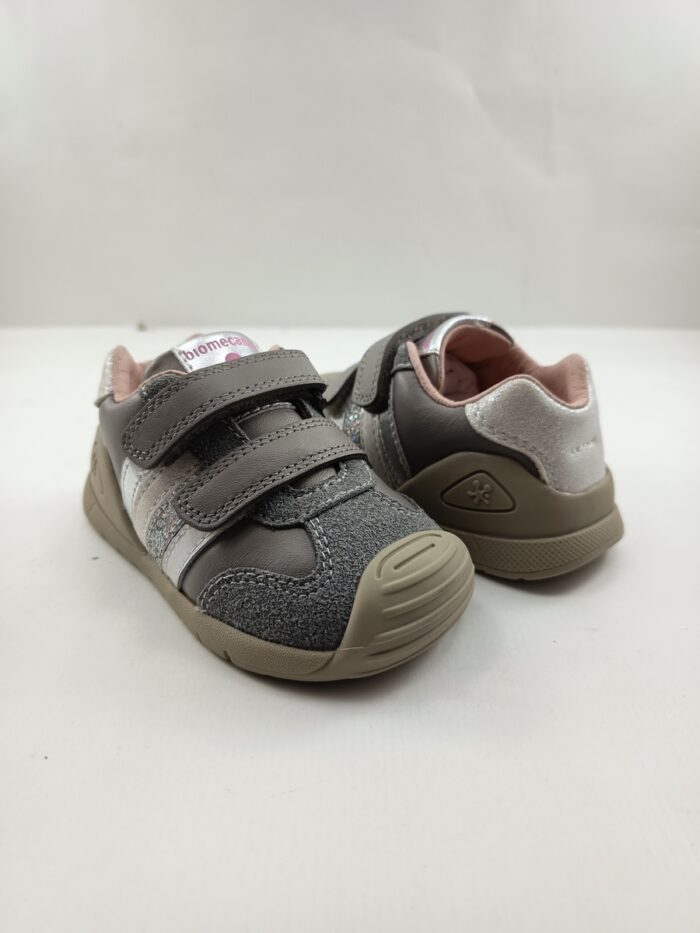 Semi-sport de piel gris con cierre de velcro, Biomecanics mod. 251129