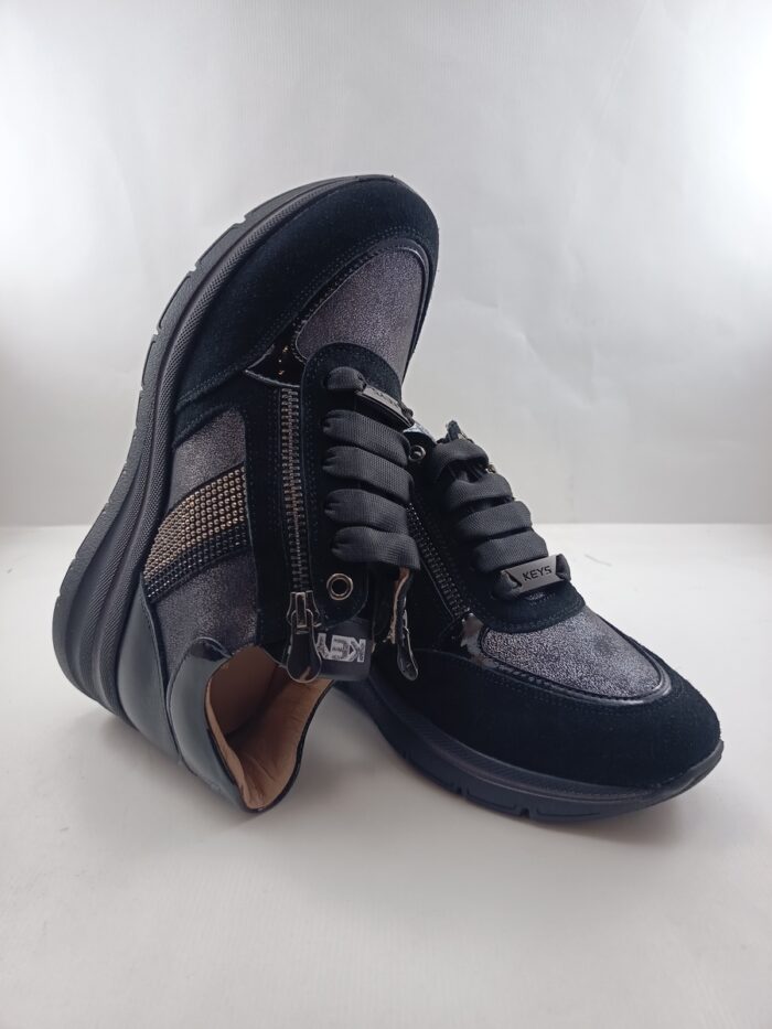 Semi-sport de piel negra con cierre de cordon y cremallera, Keys mod. 11264