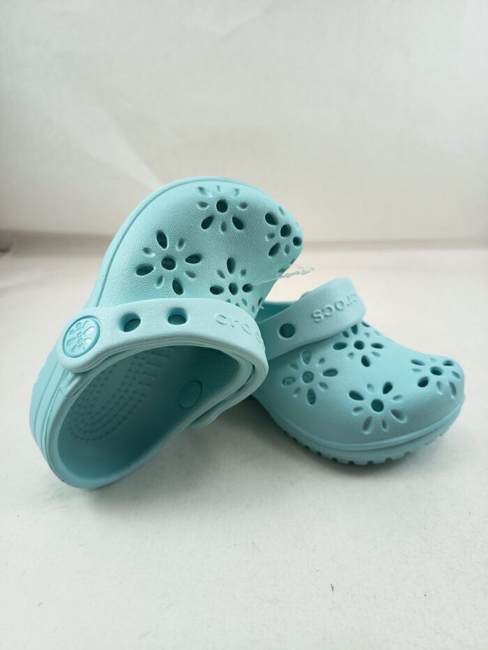 Croc classico floral en celeste sin cierres y tira trasera, Croc mod. 210944