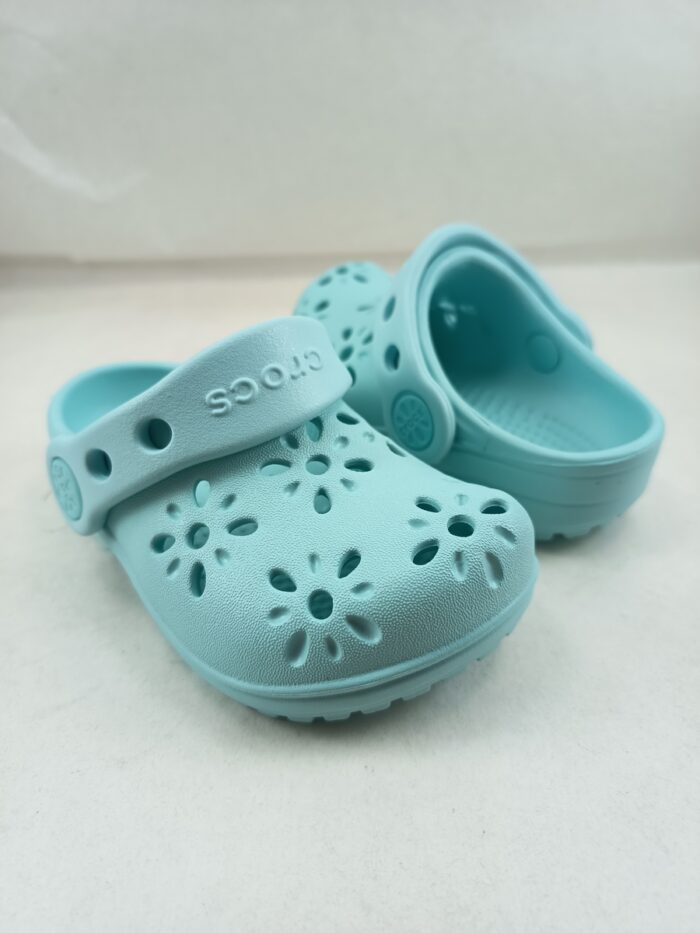 Croc classico floral en celeste sin cierres y tira trasera, Croc mod. 210944 - Imagen 3