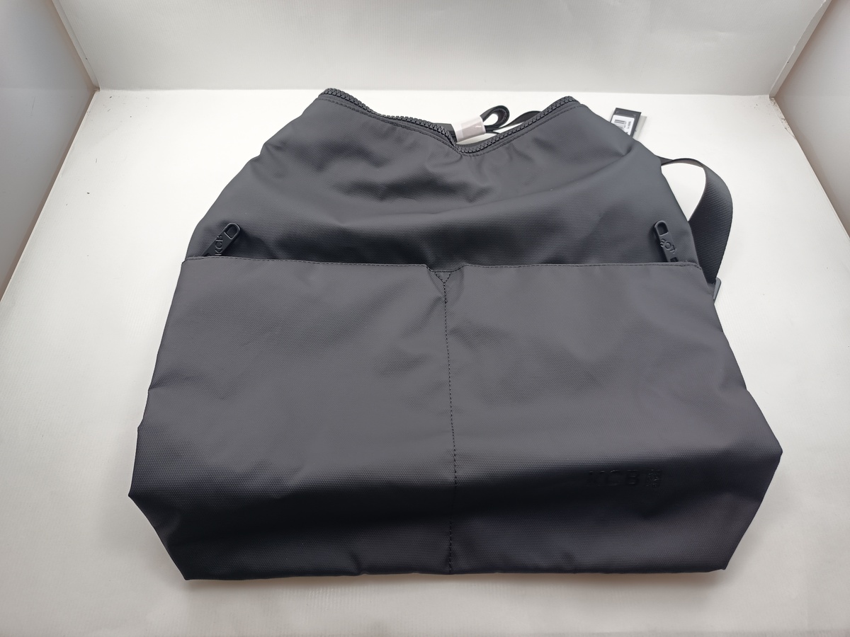 Bolso mochila sintetica negra con cierre de cremallera, Kcb mod. 3394