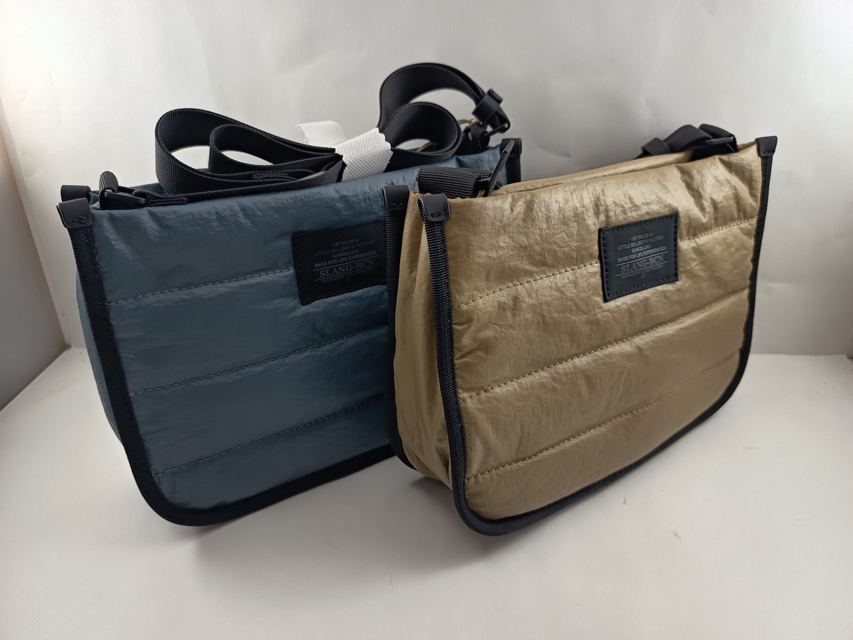 Bolso sintetico en varios colores y cierres de cremallera, Slang mod. Hei1