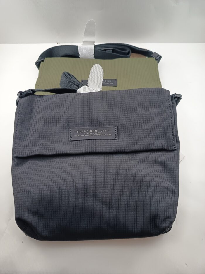 Bolso sintetico en varios colores y cierres de cremallera, Slang mod. Kau1