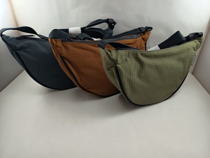 Bolso sintetico en varios colores con cierres de cremallera, Slang mod. Sno1