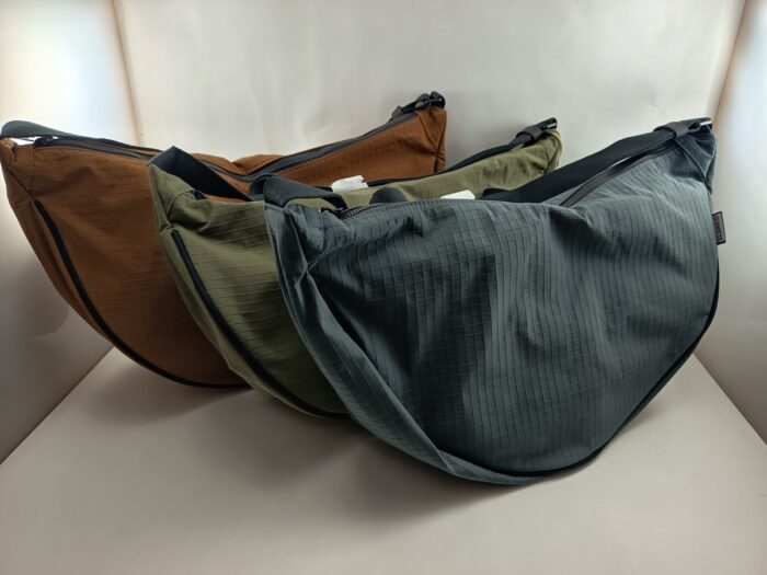 Bolso sintetico en varios colores y cierres de cremallera, Slang mod. Sno2