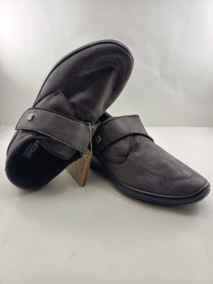 Semi-sport abotinado de piel gris con cierre de velcro, A'rcopedico mod. 4626