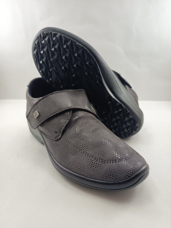 Semi-sport abotinado de piel gris con cierre de velcro, A'rcopedico mod. 4626 - Imagen 4
