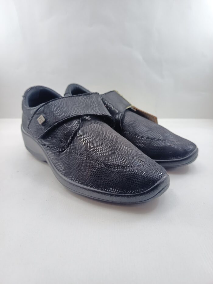 Semi-sport abotinado de piel negra con cierre de velcro, A'rcopedico mod. 4626