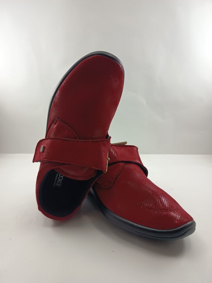 Semi-sport abotinado de piel roja con cierre de velcro, A'rcopedico mod. 4626