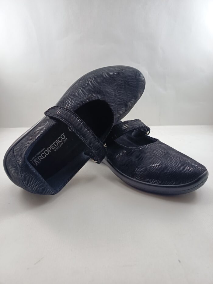 Mercedes de piel negra con cierre de velcro, A'rcopedico mod. 4826