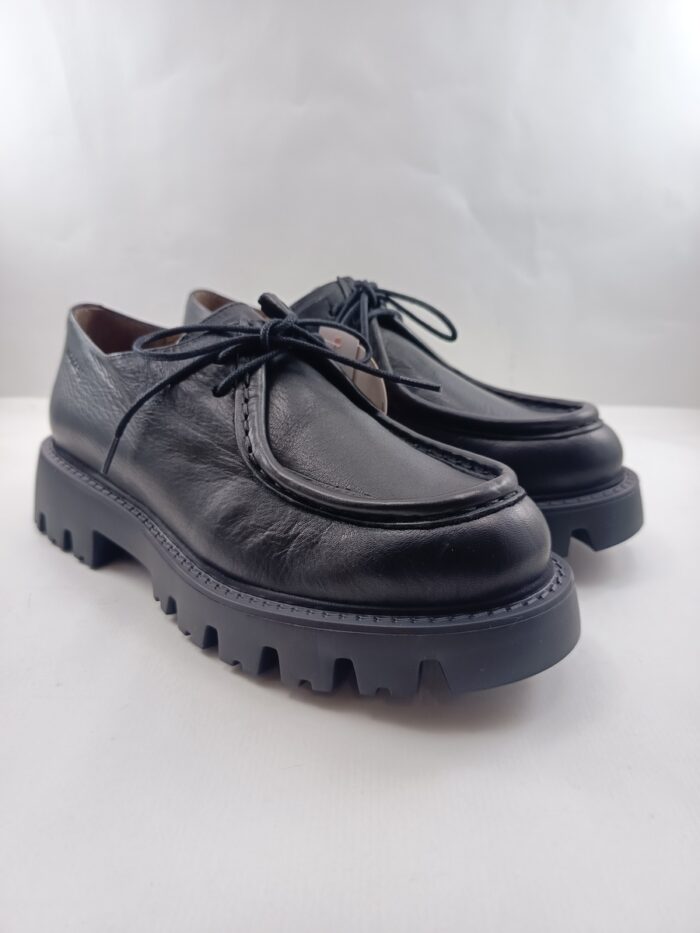 Semi-sport de piel negro con cierre de cordon, Wonders mod. C-7514