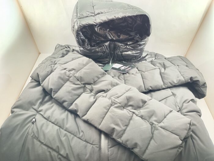 Chaqueta sintetica larga negra con cierre de cremallera, Cmp mod. K3566