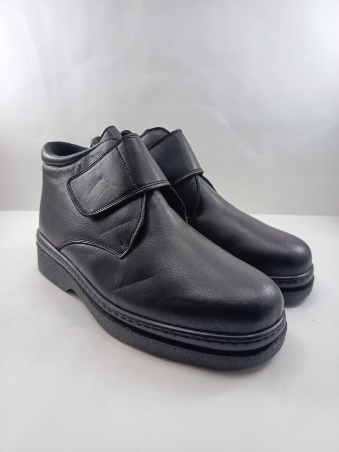 Bota de piel negra con cierre de velcro, Pinoso's mod. 6211