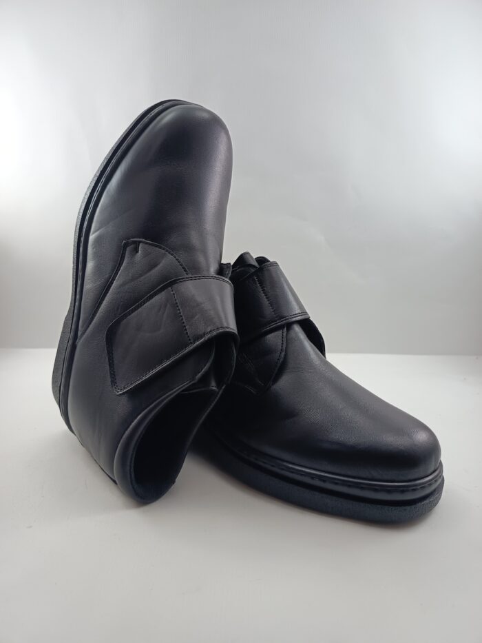 Bota de piel negra con cierre de velcro, Pinoso's mod. 6211 - Imagen 4