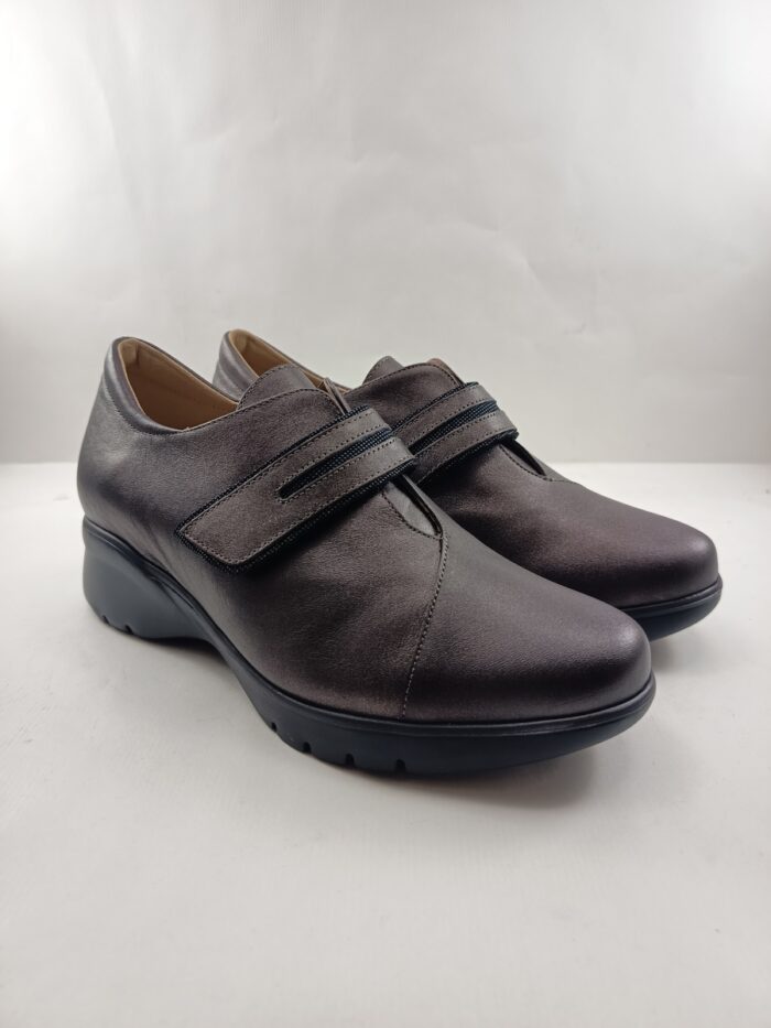 Abotinado de piel negra con cierre de velcro, Piesanto mod. 255856