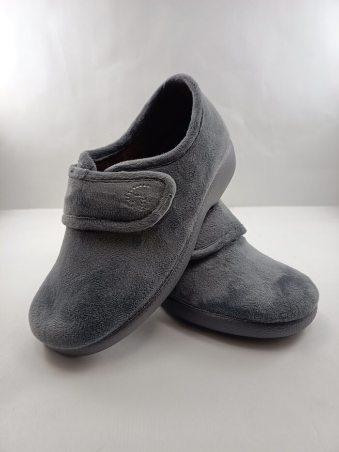 Alpargata sintetica gris con cierre de velcro, Garzón mod. 3931