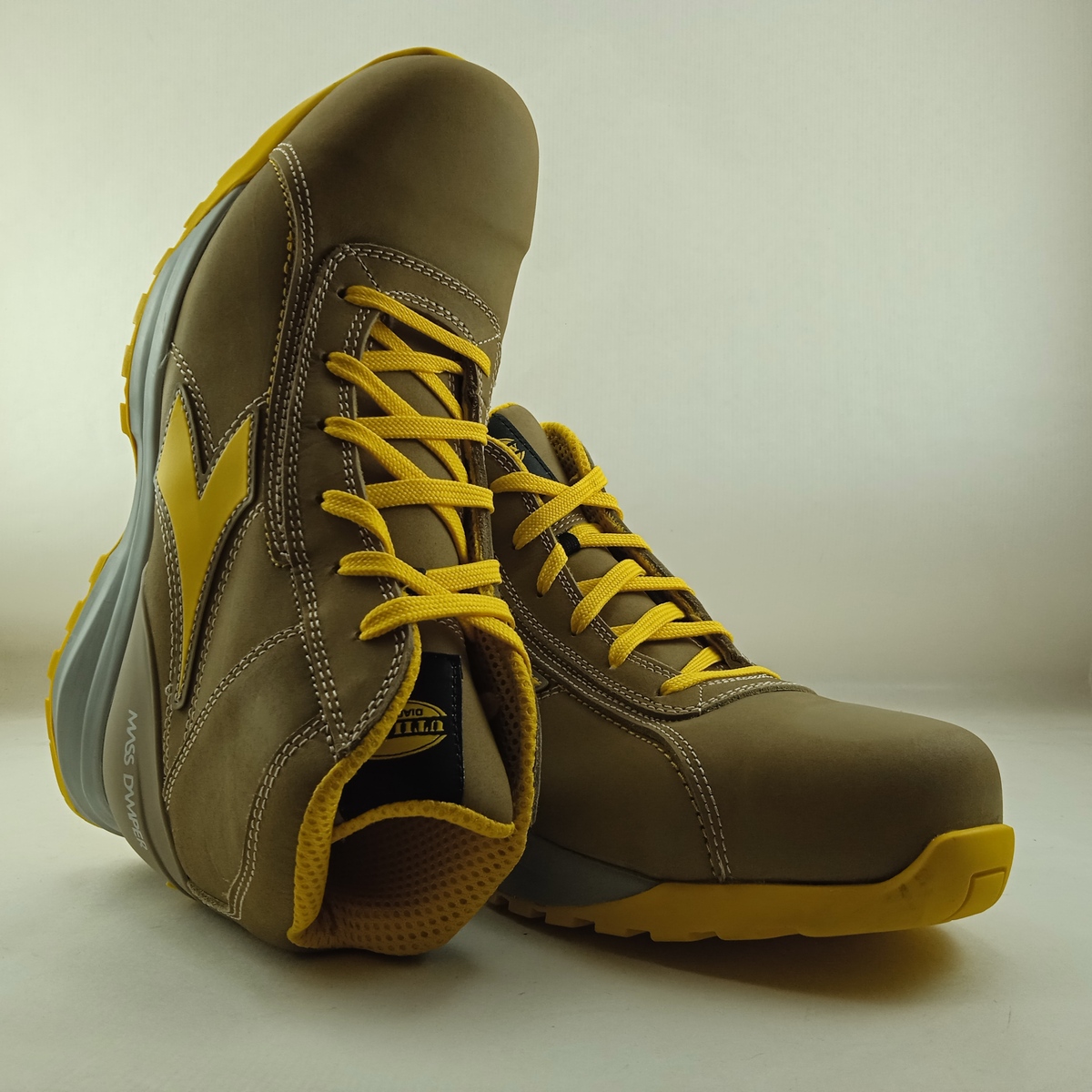Bota de seguridad en piel gris con cierre de cordon, Diadora mod. Glove mds mid s3