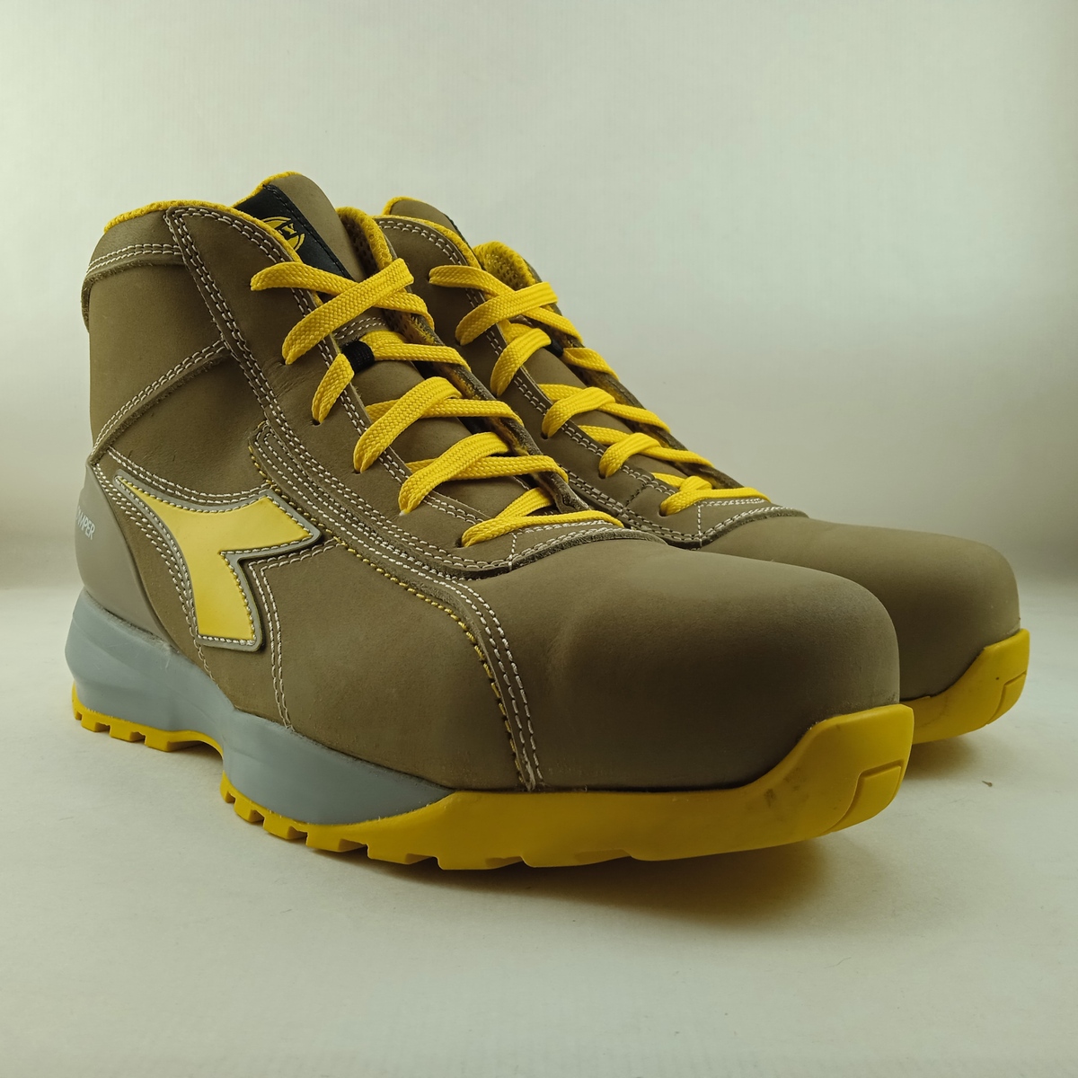 Bota de seguridad en piel gris con cierre de cordon, Diadora mod. Glove mds mid s3 - Imagen 2