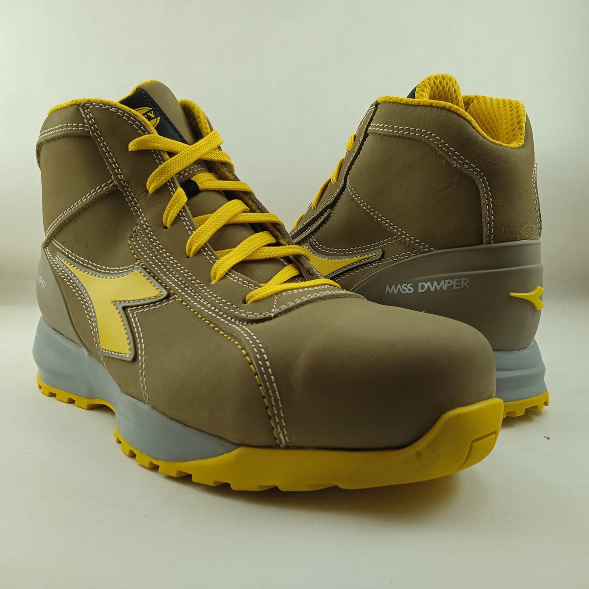 Bota de seguridad en piel gris con cierre de cordon, Diadora mod. Glove mds mid s3 - Imagen 3