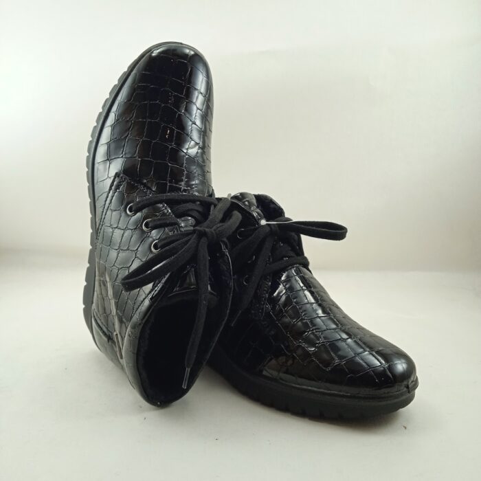 Bota de charol negro con cierre de cordon, Josef seibel mod. 55358