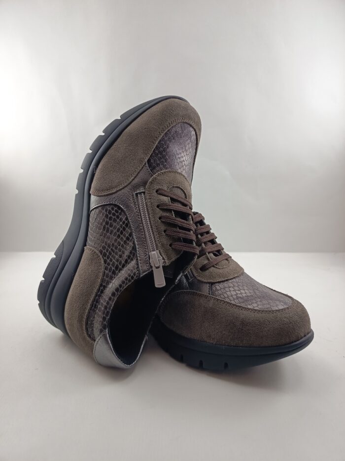 Semi-sport de piel gris con cierre de cordon y cremallera, Pinoso's mod. 8312H