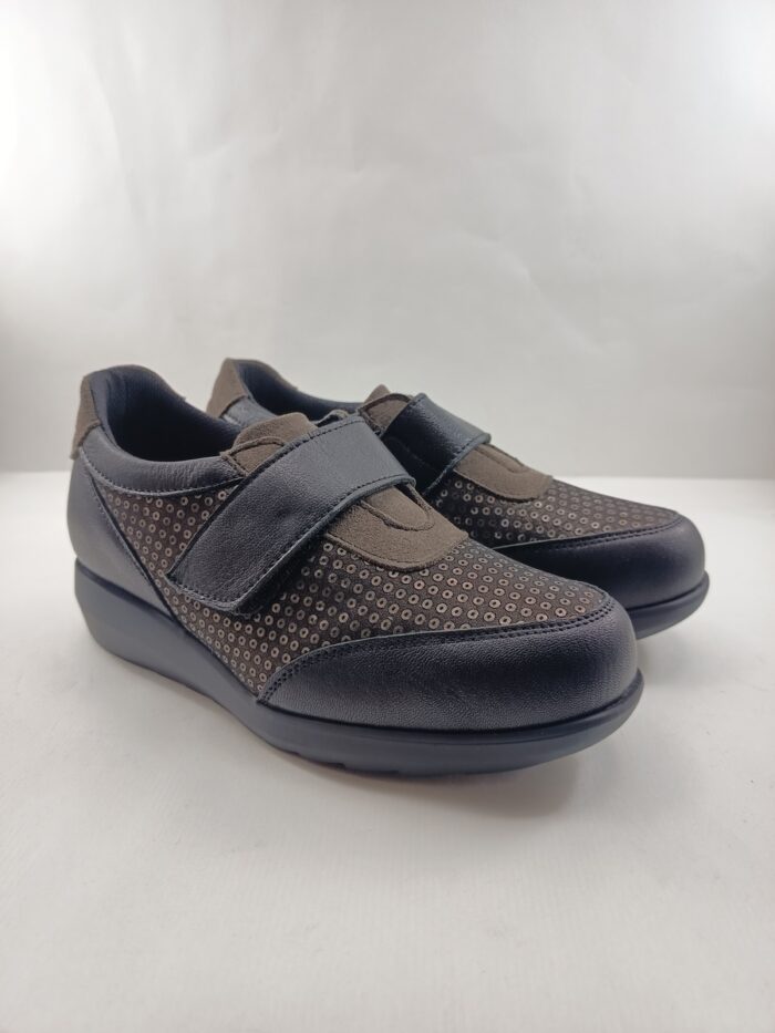 Abotinat de piel negro con cierre de 1 velcro, Pinoso's mod. 7919G